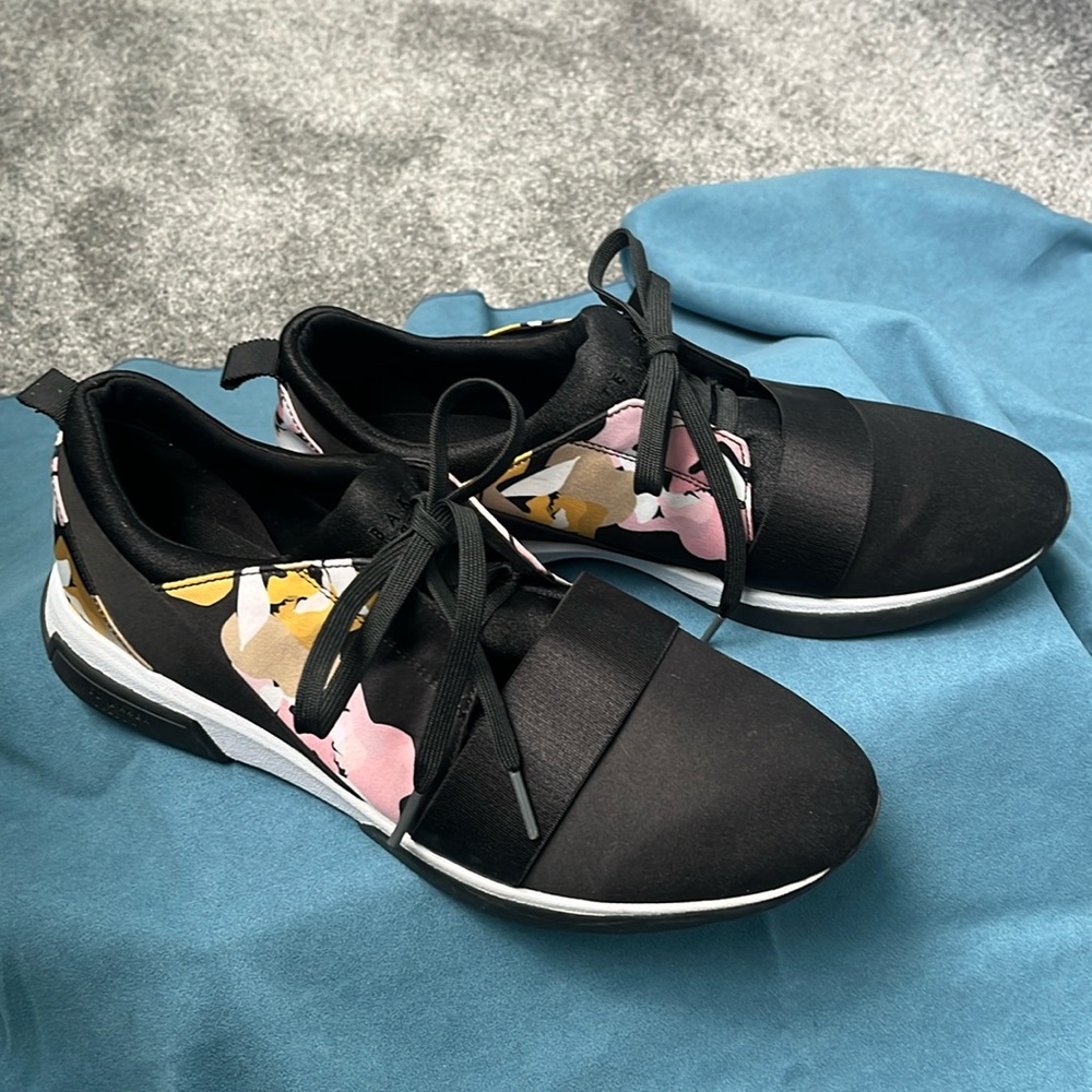 TED BAKER LONDON sport sneaker with floral detail. Womens Euro 42/11.5B RARE!